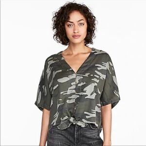 EXPRESS | CAMEO V-NECK